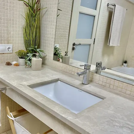 2bdr Ocean And La Gomera Vista Getaway